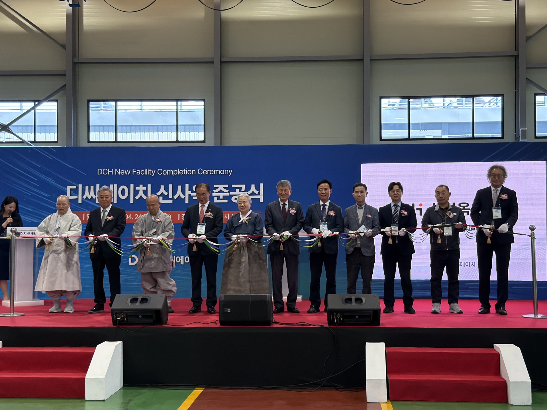 행사 예산 계획을 세우며 예비비를 검토하는 회의 모습