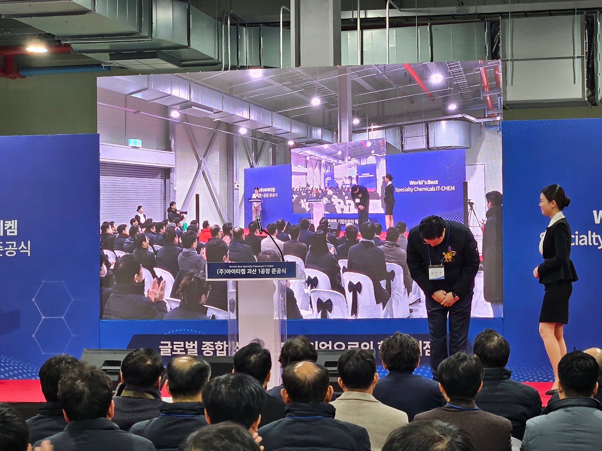 행사 식순과 큐시트를 작성하는 기획 담당자